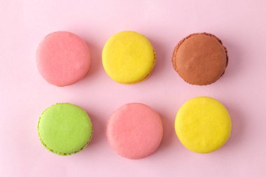 Macaronlar. fransız çok renkli macaroons kek. parlak pembe arka plan üzerinde küçük fransız tatlı pasta. Tatlı. Tatlı. üst görünüm