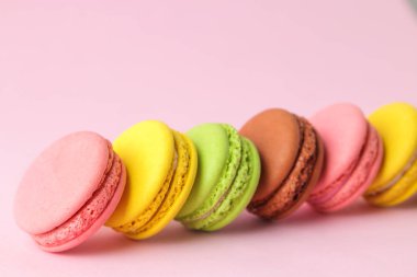 Macaronlar. fransız çok renkli macaroons kek. parlak pembe arka plan üzerinde küçük fransız tatlı pasta. Tatlı. Tatlı.