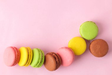 Macaronlar. fransız çok renkli macaroons kek. parlak pembe arka plan üzerinde küçük fransız tatlı pasta. Tatlı. Tatlı. üst görünüm