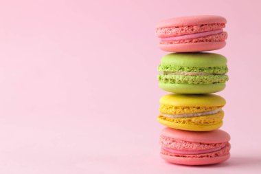 Macaronlar. fransız çok renkli macaroons kek. parlak pembe arka plan üzerinde küçük fransız tatlı pasta. Tatlı. Tatlı. metin için alan