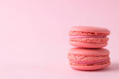 Macaronlar. fransız çok renkli macaroons kek. parlak pembe arka plan üzerinde küçük fransız tatlı pasta. Tatlı. Tatlı. metin için alan