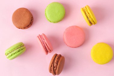 Macaronlar. fransız çok renkli macaroons kek. parlak pembe arka plan üzerinde küçük fransız tatlı pasta. Tatlı. Tatlı. üst görünüm