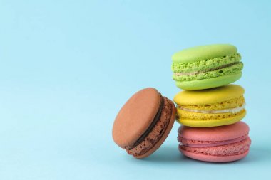 Macaronlar. fransız çok renkli macaroons kek. parlak mavi arka plan üzerinde küçük fransız tatlı pasta. Tatlı. Tatlı.