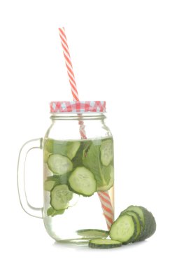 salatalık ile su. Beyaz izole arka plan üzerinde salatalık ile ferahlatıcı diyet suyu. detoks içecek kavramı. yaz serinletici içecek.