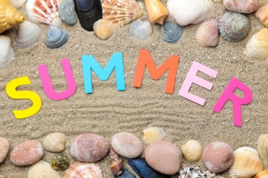 Çok renkli harfler ve deniz kabukları ve deniz kumu üzerinde yaz aksesuarları kağıt yazıt yaz. Yaz. Rahatlama. Tatil. üst görünüm