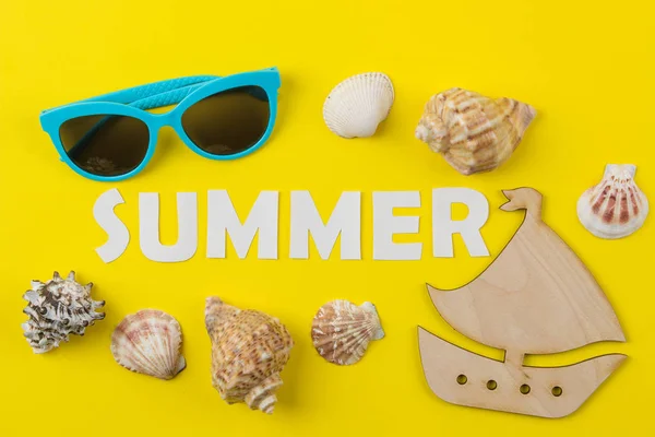 明るい黄色の背景に紙の白い文字と貝殻の碑文の夏 リラクゼーション トップビュー — ストック写真