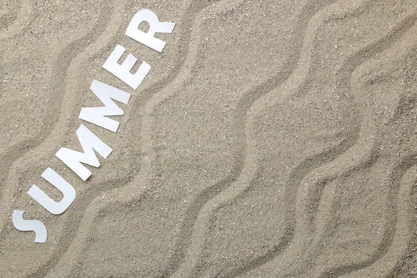 Inscrição Verão Papel Letras Brancas Areia Mar Verão Relaxamento Férias — Fotografia de Stock