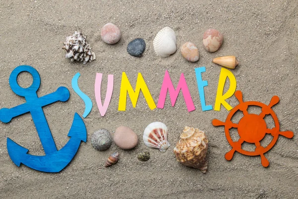 Verão Inscrição Papel Letras Multicoloridas Conchas Acessórios Verão Areia Mar — Fotografia de Stock