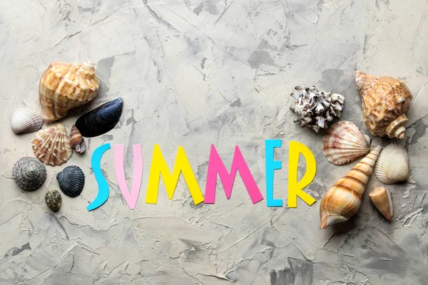 明るい背景に多色の文字と貝殻の紙から碑文夏 リラクゼーション トップビュー — ストック写真