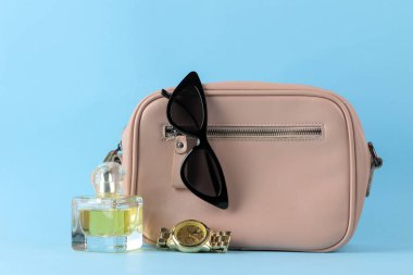 Şık şık pembe çanta ve parlak moda çıplak arka plan üzerinde kadın aksesuarları. kadın aksesuar konsepti.