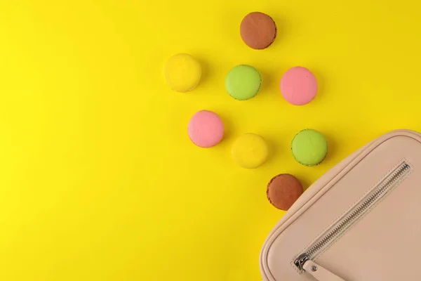 Stylische Rosa Tasche Und Französische Makronen Auf Einem Leuchtend Trendigen — Stockfoto