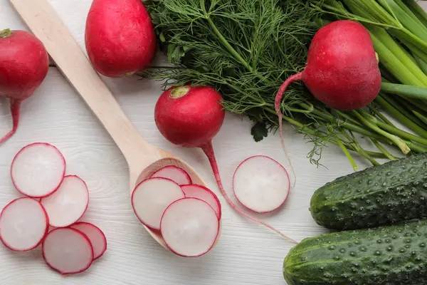 Rábano Fresco Primavera Hortalizas Frescas Los Rábanos Pepino Cebolla Verde — Foto de Stock