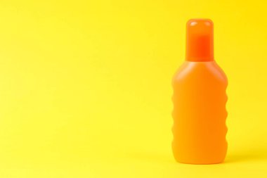 güneş kremi çare. parlak sarı arka plan üzerinde çeşitli güneş kremleri. Güneş koruması. Ultraviyole koruma. Yaz. Metin için tatil alanı