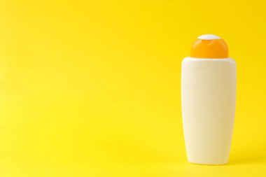 güneş kremi çare. parlak sarı arka plan üzerinde çeşitli güneş kremleri. Güneş koruması. Ultraviyole koruma. Yaz. Metin için tatil alanı