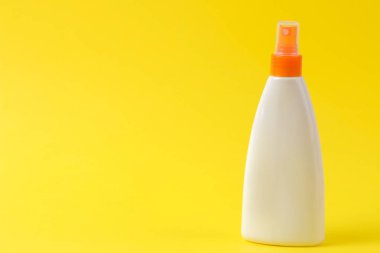 güneş kremi çare. parlak sarı arka plan üzerinde çeşitli güneş kremleri. Güneş koruması. Ultraviyole koruma. Yaz. Metin için tatil alanı