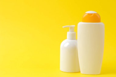 güneş kremi çare. parlak sarı arka plan üzerinde çeşitli güneş kremleri. Güneş koruması. Ultraviyole koruma. Yaz. Metin için tatil alanı