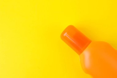 güneş kremi çare. parlak sarı arka plan üzerinde çeşitli güneş kremleri. Güneş koruması. Ultraviyole koruma. Yaz. Metin için tatil yeri. üst görünüm