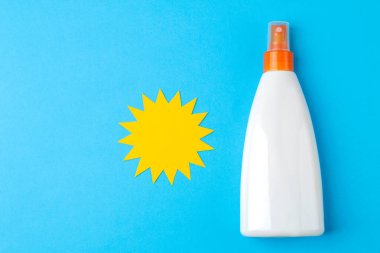 güneş kremi çare. parlak mavi arka plan üzerinde çeşitli güneş kremleri. Güneş koruması. Ultraviyole koruma. Yaz. üst görünüm.