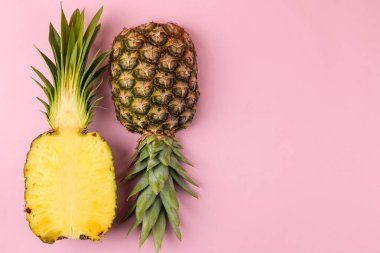 Parlak pembe bir arka plan üzerinde büyük olgun meyve ananas. Yaz. üst görünüm. metin için alan