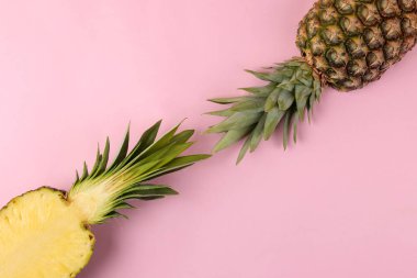 Parlak pembe bir arka plan üzerinde büyük olgun meyve ananas. Yaz. üst görünüm.