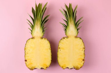 Parlak pembe bir arka plan üzerinde büyük olgun meyve ananas. Yaz. üst görünüm.