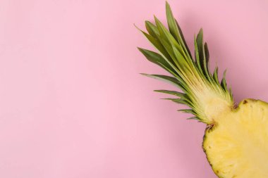 Parlak pembe bir arka plan üzerinde büyük olgun meyve ananas. Yaz. üst görünüm. metin için alan
