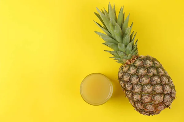 Grote Rijpe Vruchten Ananas Ananas Sap Een Heldere Gele Achtergrond — Stockfoto