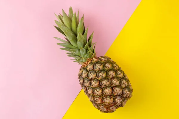 Piña Grande Fruta Madura Sobre Fondo Amarillo Brillante Rosa Verano —  Fotos de Stock