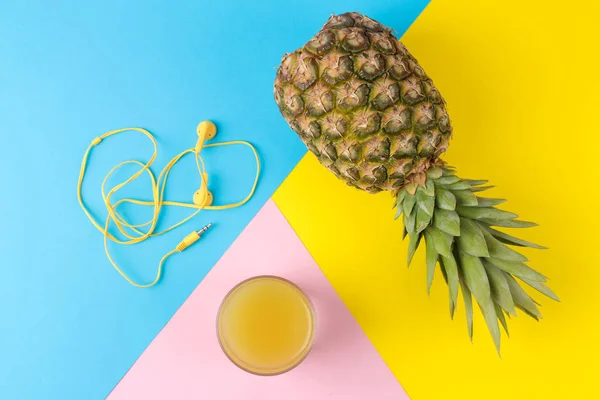 Eine Große Reife Frucht Ananas Und Saft Auf Einem Leuchtend — Stockfoto