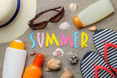 Çok renkli harfler ve deniz kabukları ve deniz kumu üzerinde yaz aksesuarları kağıt yazıt yaz. Yaz. Rahatlama. Tatil. üst görünüm