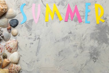 Çok renkli harfler ve deniz kabukları ve deniz kumu üzerinde yaz aksesuarları kağıt yazıt yaz. Yaz. Rahatlama. Tatil. üst görünüm