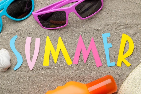 Inscriptie Zomer Van Papier Van Veelkleurige Letters Schelpen Zomer Accessoires — Stockfoto