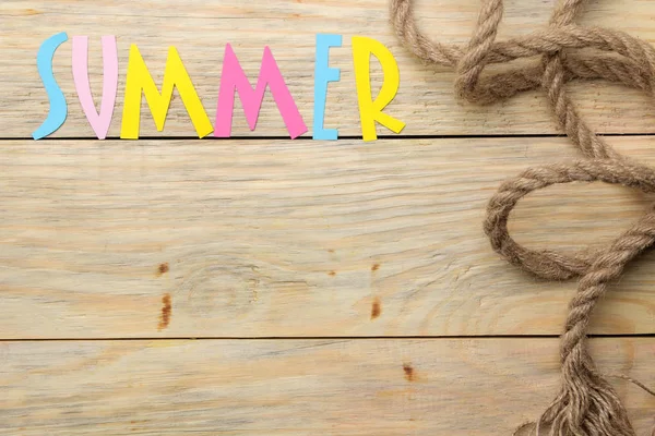 Palavra Verão Feito Papel Letras Multicoloridas Corda Mar Fundo Madeira — Fotografia de Stock
