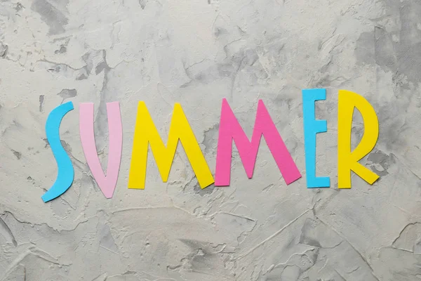 Λέξη Καλοκαίρι Του Χαρτιού Πολύχρωμα Γράμματα Ένα Ελαφρύ Τσιμεντένιο Φόντο — Φωτογραφία Αρχείου