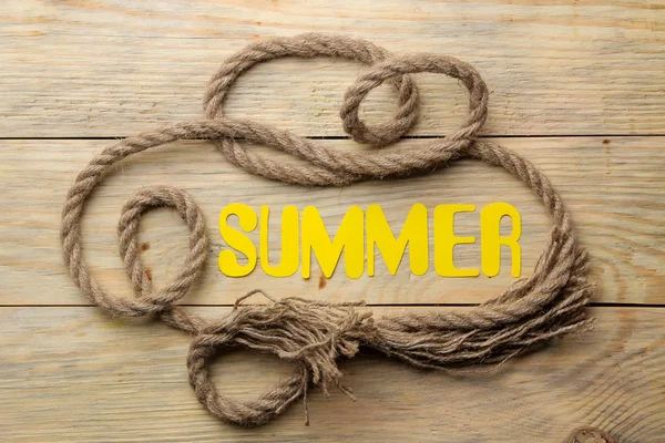 Das Wort Sommer Aus Papiergelben Buchstaben Und Seeseil Auf Einem — Stockfoto