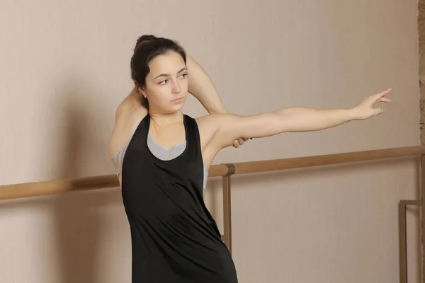 Bela Dançarina Bailarina Fazendo Treino Esportivo Estúdio Dança Ballet Barre — Fotografia de Stock