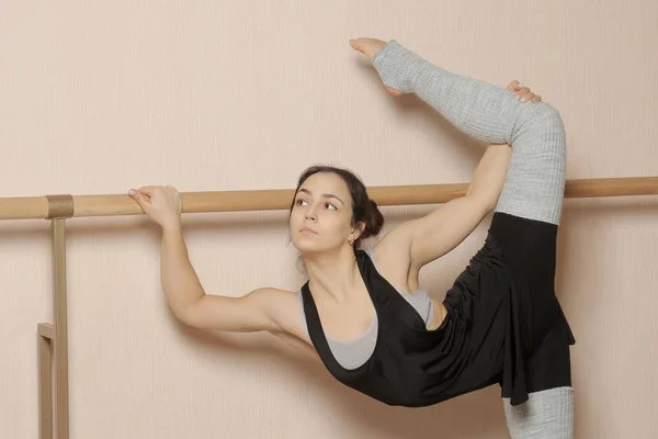 Bela Dançarina Menina Faz Exercícios Vários Truques Perto Ballet Barre — Fotografia de Stock