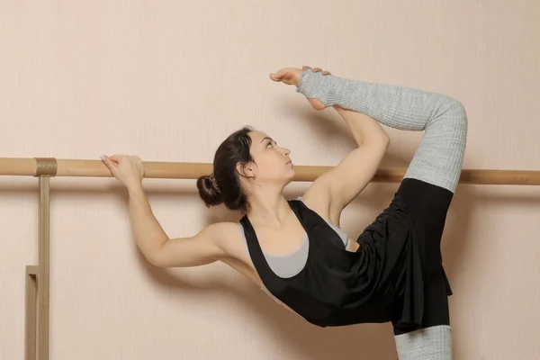 Bela Dançarina Menina Faz Exercícios Vários Truques Perto Ballet Barre — Fotografia de Stock