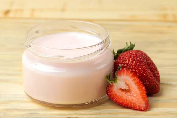 Delizioso Yogurt Alla Fragola Barattolo Fragole Mature Fresche Tavolo Legno — Foto Stock