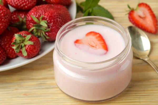 Delizioso Yogurt Alla Fragola Barattolo Fragole Mature Fresche Tavolo Legno — Foto Stock