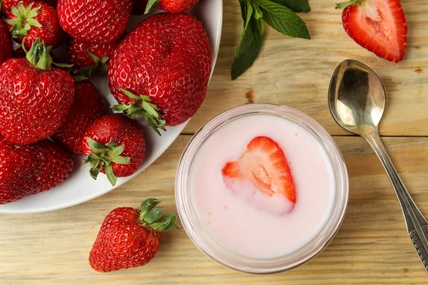 Delizioso Yogurt Alla Fragola Barattolo Fragole Mature Fresche Tavolo Legno — Foto Stock