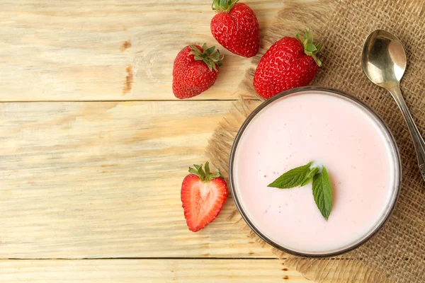 Läcker Jordgubbs Yoghurt Burk Och Färska Mogna Jordgubbar Ett Naturligt — Stockfoto