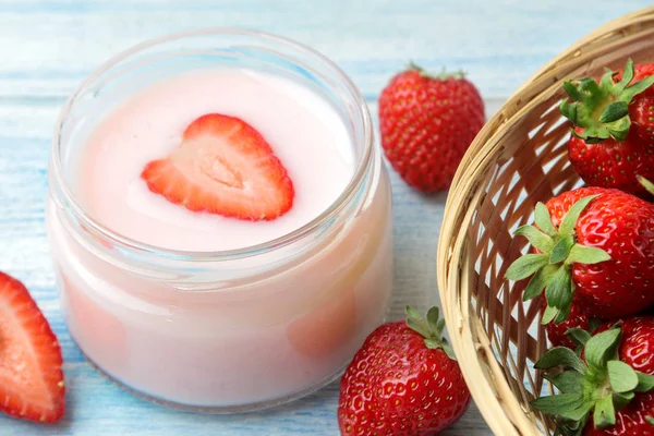 Delizioso Yogurt Alla Fragola Barattolo Fragole Mature Fresche Tavolo Legno — Foto Stock