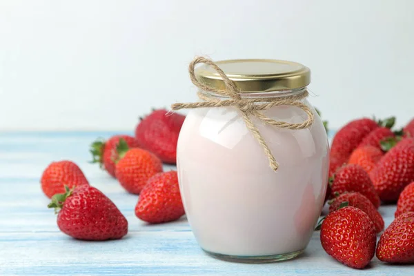 Delizioso Yogurt Alla Fragola Barattolo Fragole Mature Fresche Tavolo Legno — Foto Stock