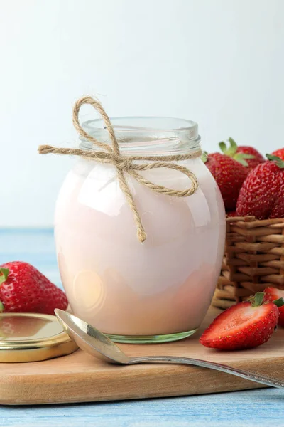 Delizioso Yogurt Alla Fragola Barattolo Fragole Mature Fresche Tavolo Legno — Foto Stock