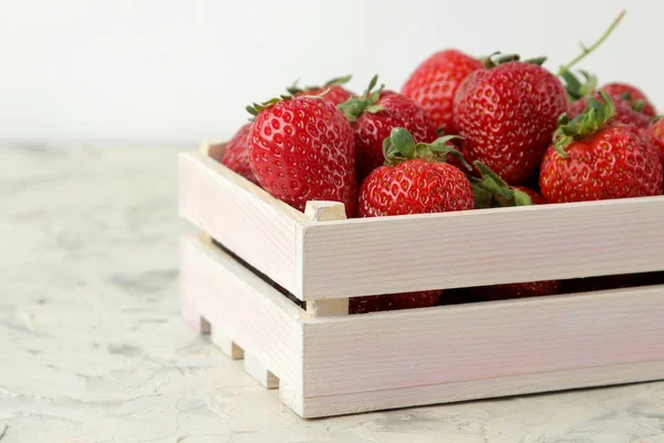 Rijpe Heerlijke Aardbeien Rode Aardbei Een Houten Kist Een Lichte — Stockfoto