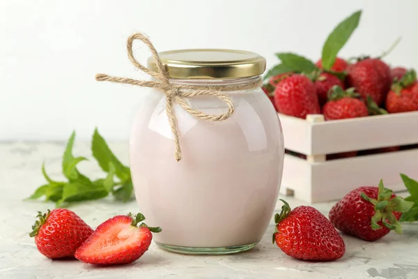 Delizioso Yogurt Alla Fragola Barattolo Fragole Mature Fresche Tavolo Cemento — Foto Stock