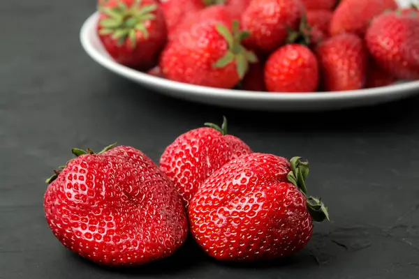 Fraises Mûres Délicieuses Gros Plan Fraise Rouge Sur Une Table — Photo