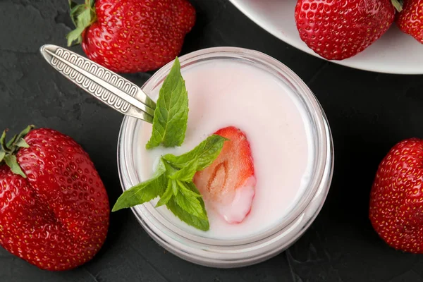 Delizioso Yogurt Alla Fragola Barattolo Fragole Mature Fresche Una Foglia — Foto Stock