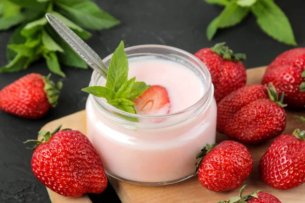 Läcker Jordgubbs Yoghurt Burk Och Färska Mogna Jordgubbar Och Ett — Stockfoto